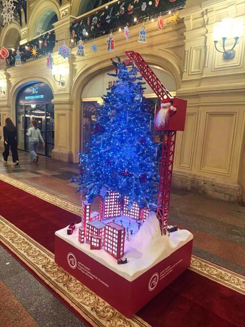 Ёлка Департамента градостроительной политики Москвы в ГУМе