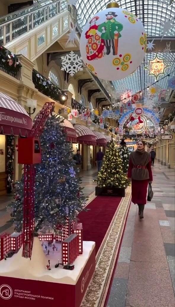 Ёлка Департамента градостроительной политики Москвы в ГУМе
