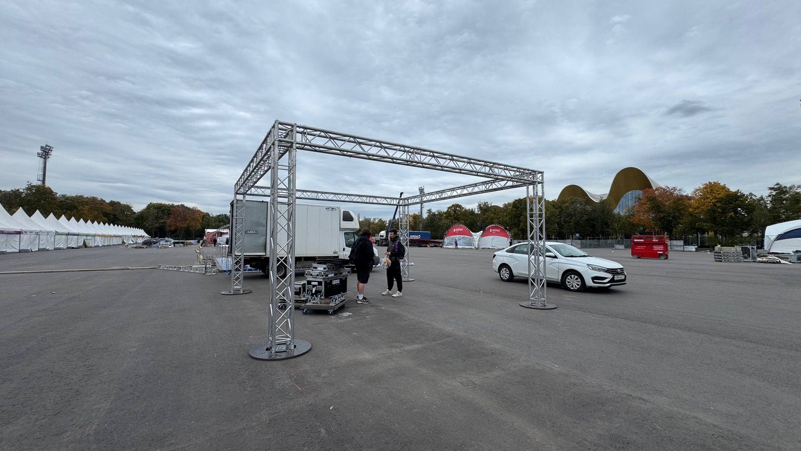 Alcon · промо-зона 6×6 м на Московском Марафоне: монтаж, фото 15