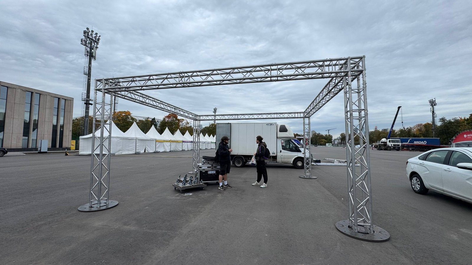 Alcon · промо-зона 6×6 м на Московском Марафоне: монтаж, фото 16